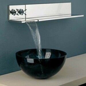 minimalistisches-Badezimmer-eleganter-schwarzer-Waschbecken-Wasserhahn