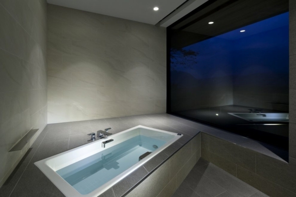 minimalistisches-Badezimmer-freistehende-Bauwanne