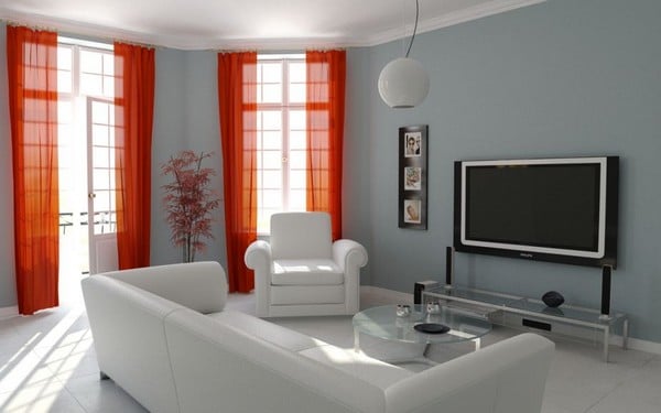 minimalistishes-Wohnzimmer-weiss-rote-Gardinen