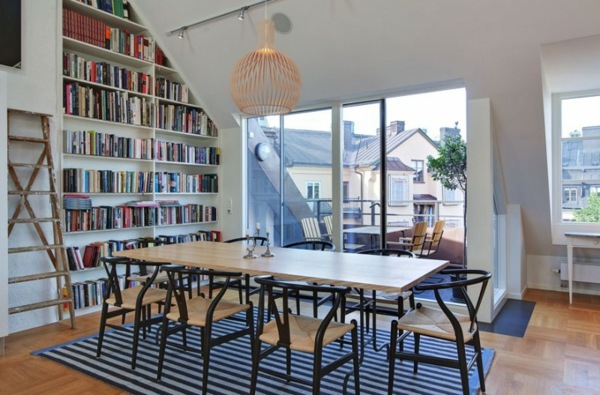 moderne-Dachwohnung-Bücherregal-Wand