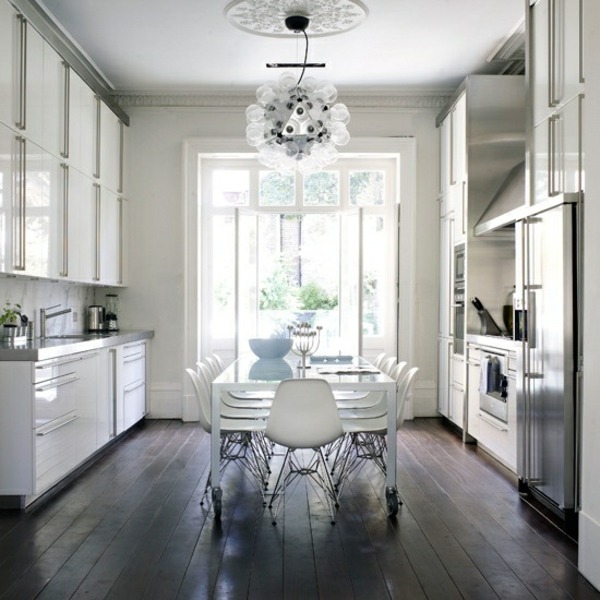 moderne-Küche-dunkler-Laminat-weiße-Möbel