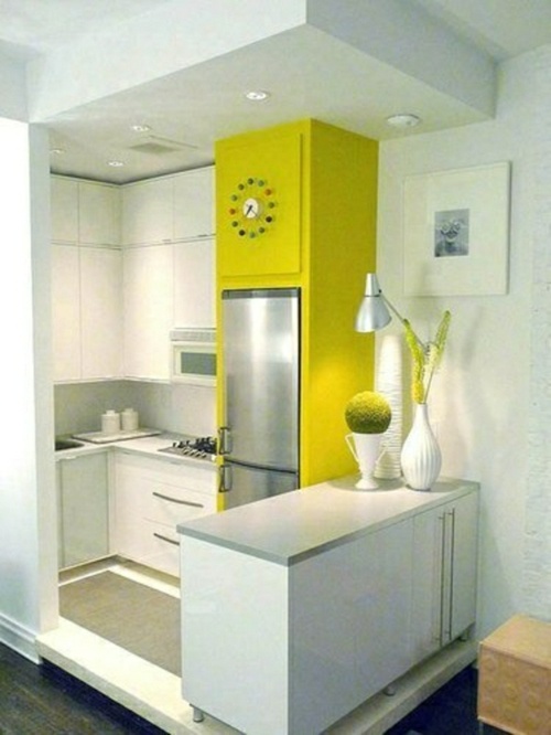 moderne-kleine-weiße-Küche-gelber-Kühlschrank