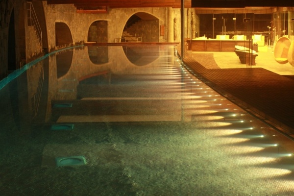 modernes-Schwimmbad-Luxusanwesen-Interieur