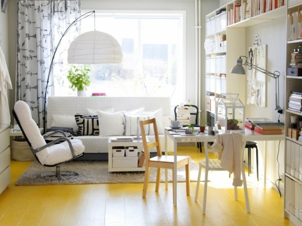 modernes-kleines-Wohnzimmer-gelber-Bodenbelag