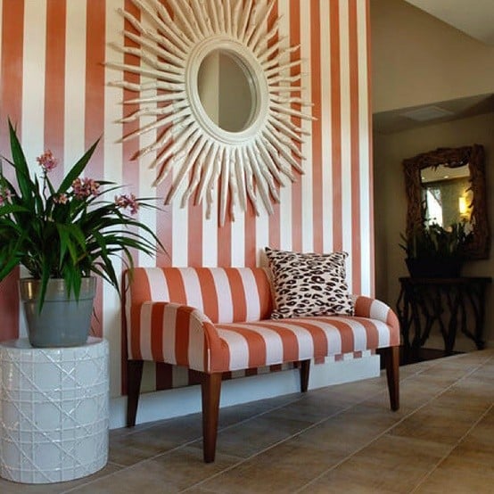 orange-Streifen-an-der-Wand-gleiche-muster-sofa
