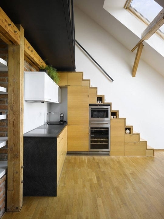 praktische-Einbauküche-Treppenhaus