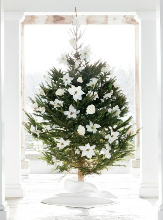 romantischer-Weihnachtsbaum-weiße-Blumen-Dekoration