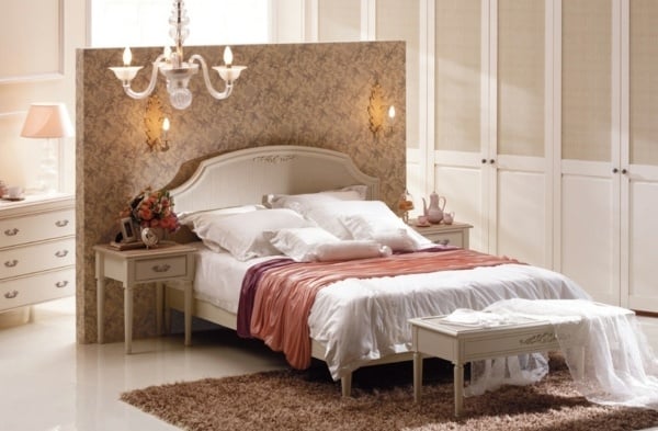 romantisches-Schlafzimmer-dunkel-rosa-Tapeten