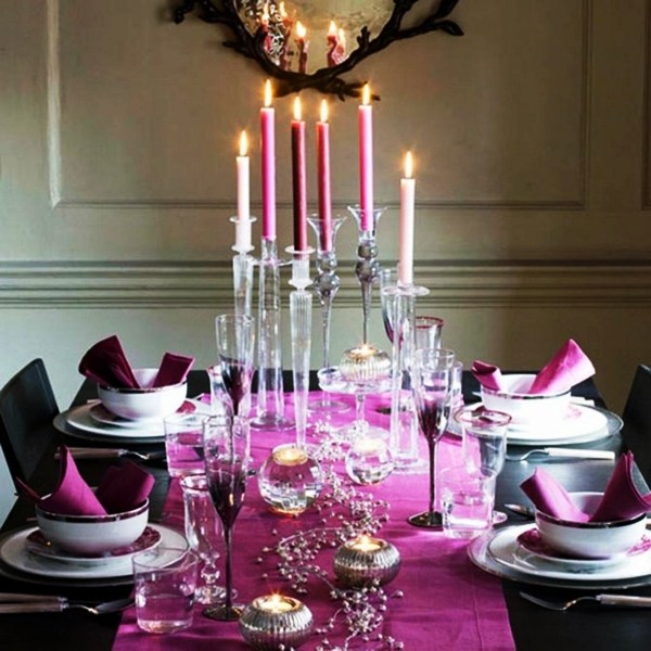 rosa-Ideen-für-elegante-Weihnachtsdeko-im-Esszimmer