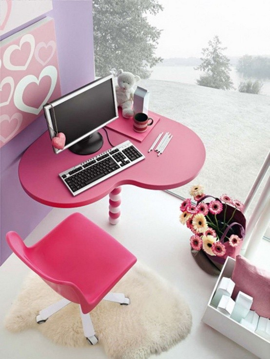 rosa-Schreibtisch-im-Kinderzimmer-herzförmig-mädchen