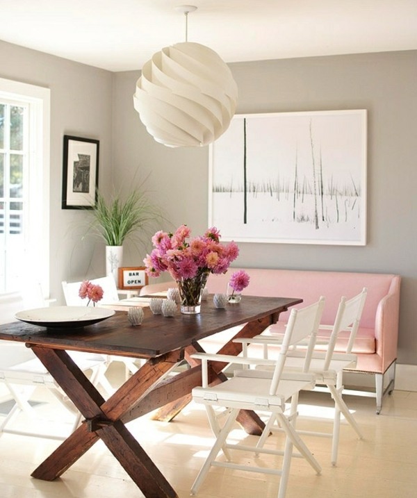 rosa-Sofa-Holztisch-Papierlampe-Esszimmer