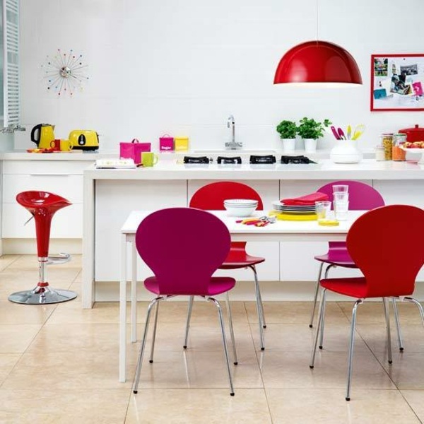 rosa-Stühle-Pendelleuchte-kleine-Küche
