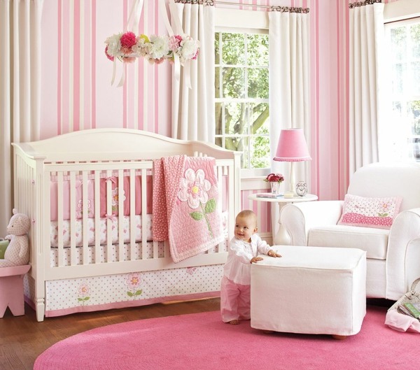 rosa-Streifen-Tapeten-Babyzimmer