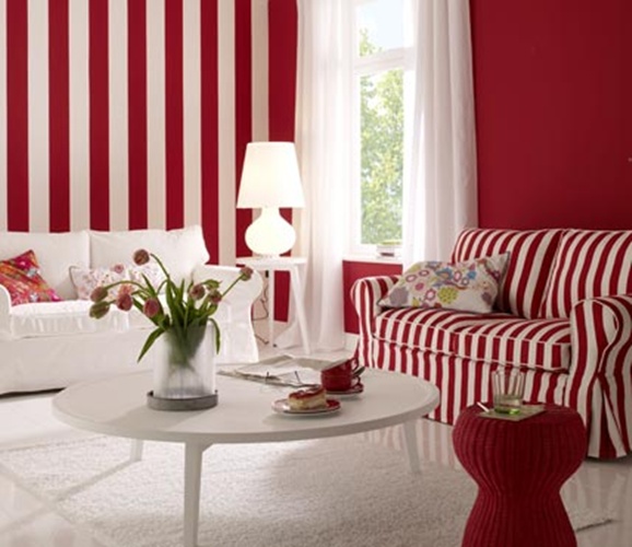 rot-weiße-Streifen-an-der-Wand-wohnzimmer