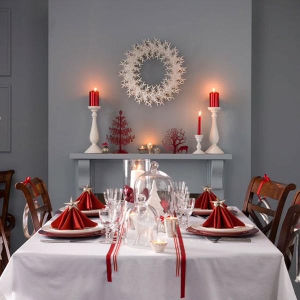 rote-Servietten-Weihnachtskranz-Sterne-Tischdeko