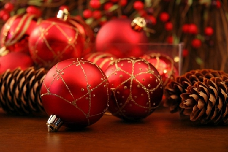 rote weihnachtsdeko ideen christbaumkugeln gold akzente tannenzapfen