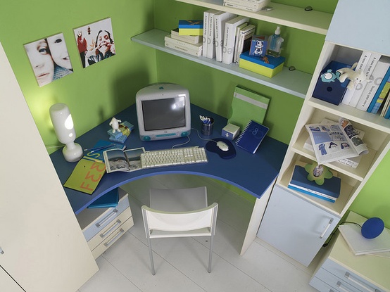 runder-Schreibtisch-im-Kinderzimmer-blau-grün-ecke