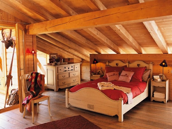 rustikales-Schlafzimmer-orange-Holzmöbel