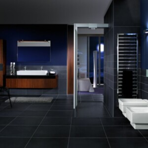 schwarze-bodenfliesen-badezimmer-dunkelblau