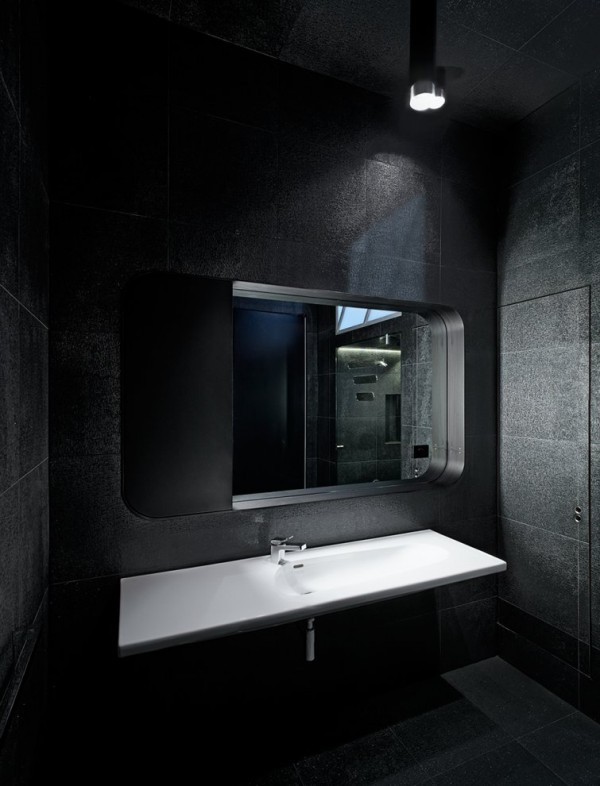 schwarze-fliesen-ganz-schwarzen-Badezimmer-Design