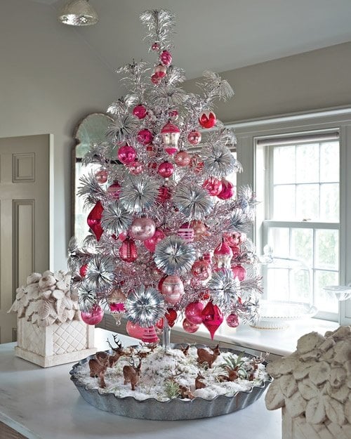 silberne-rosa-Kugeln-Weihnachtsbaum-dekorieren
