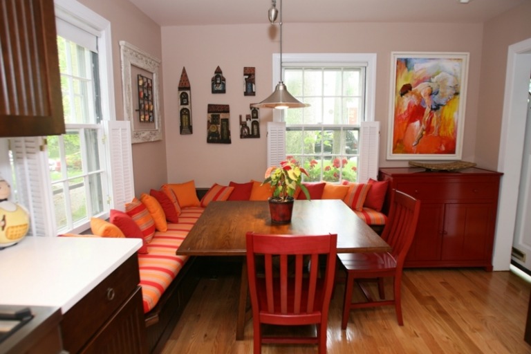 sitzecke in der küche eckdesign rot orange sitzpolster landhausstil