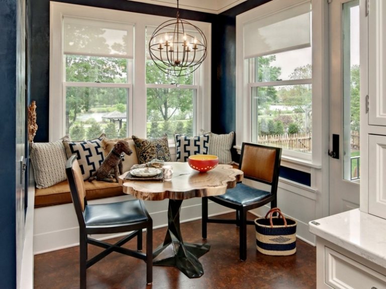 sitzecke in der küche komfort sitzbank stuehle baumstamm tisch rund blau wandfarbe