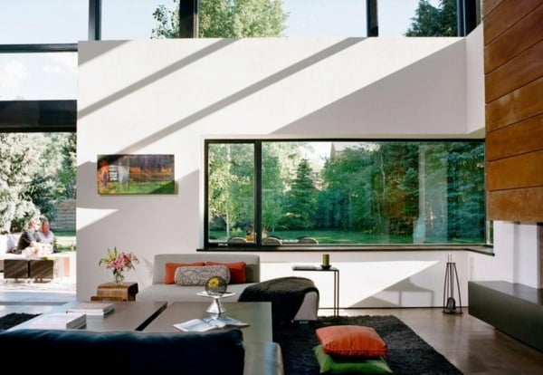 sonniges-wohnzimmer-ökohaus-aspen-glasfenster