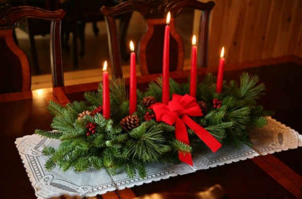 traditioneller-Weihnachtskranz-rote-Kerzen