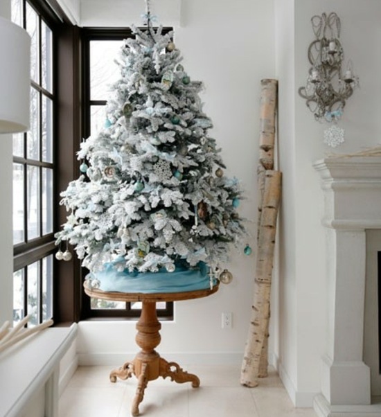 weiß-blauer-Weihnachtsbaum-Kunstschnee
