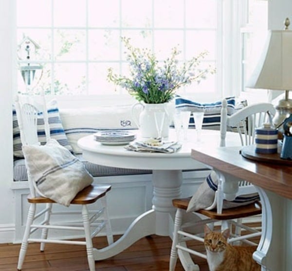 weiße-Küche-Holztisch-Stizecke