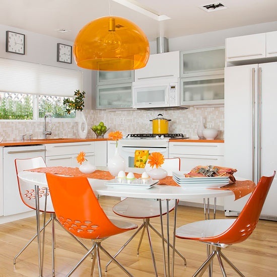 weiße-küchenschränke-Orange-pendelleuchte-stühle