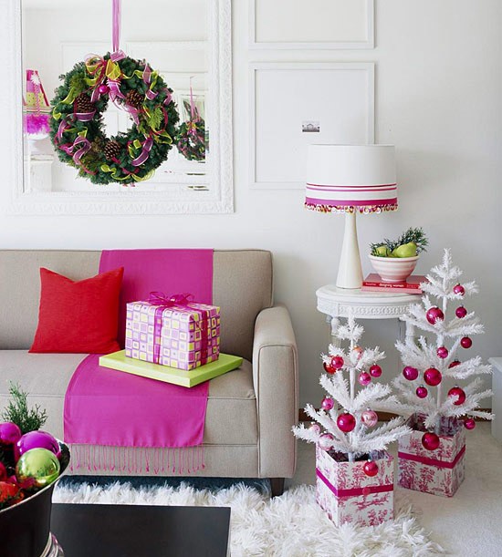 weiße-kleine-künstliche-weihnachtsbäume-wohnzimmer