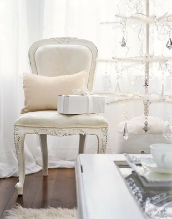 weißer-königlicher-Stuhl-Winter-Wohnzimmer