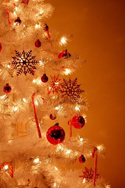 weißer-künstlicher-weihnachtsbaum-lichterketten-roten-schmuck