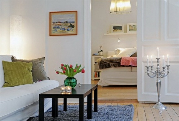 weißes-Wohnzimmer-Sofa-kleine-Wohnung