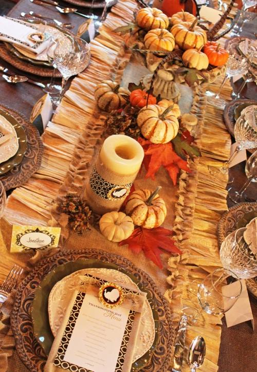 wunderschöne-Herbst-Tischdeko-kürbisse-herbstblätter