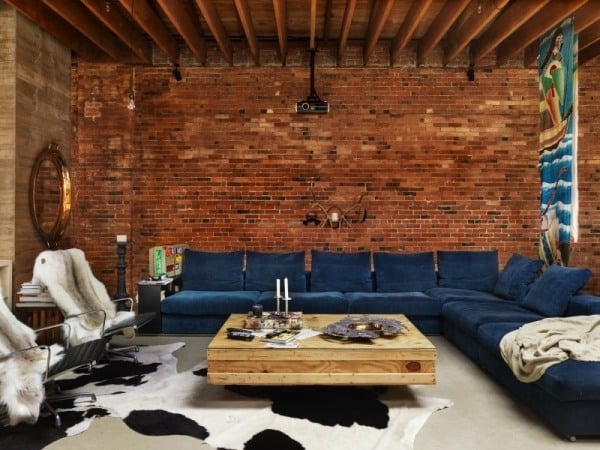 Wohnung-Renovierung-backsteinwand-pelzdecken-modernes-sofa