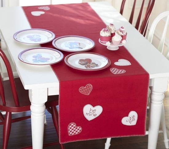 Basteln Valentinstag Ideen roter tischläufer weiße herzen
