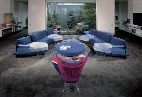 Blaue-Sofa-Set-grauer-Teppich-Glastisch