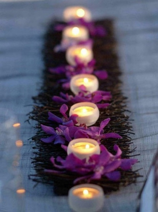 lila Blumenteppichkoration-kleine Kerzen zum Valentinstag
