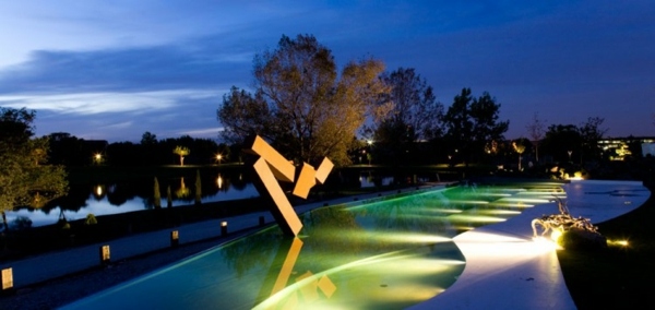 Einzigartige-Residenz-A-cero-pool-skluptur