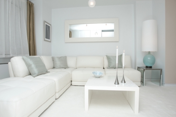 Ideen-weißes-Wohnzimmer-silberne-wohnaccessoires