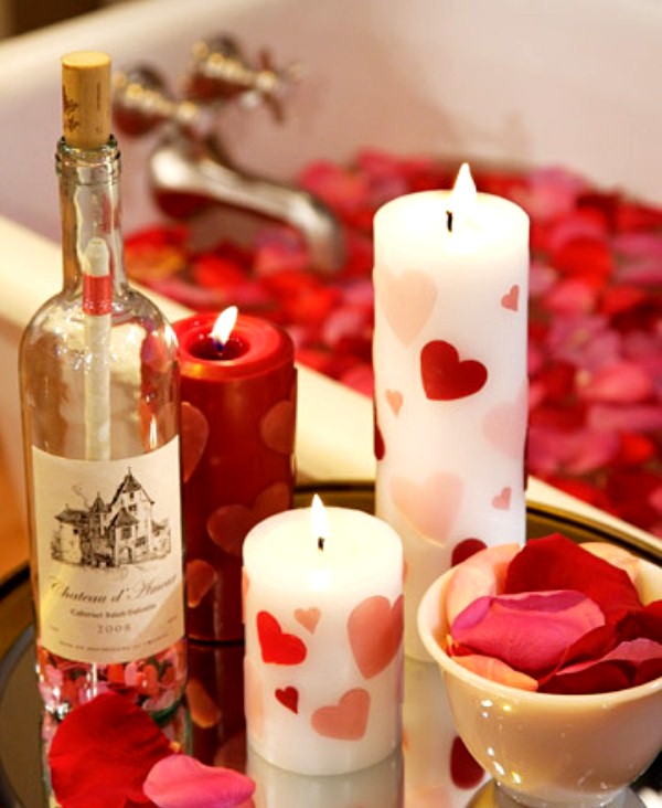 Kerzen zum Valentinstag herzen verzierung wein badewanne