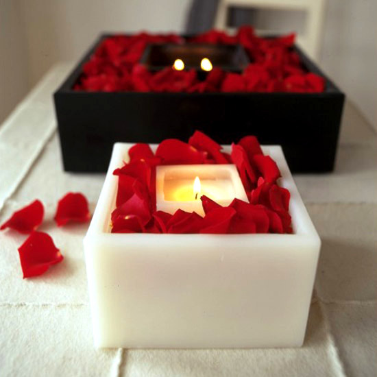 Kerzen zum Valentinstag rosablätter quadrate