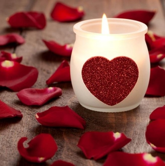 Kerzen zum Valentinstag rosablätter