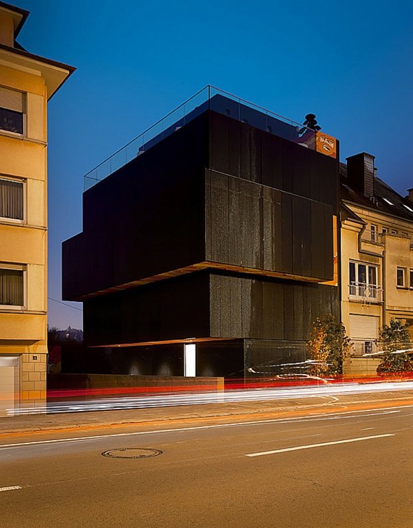 Kreative-originelle-Architektur-Metaform-schwarze-fassade