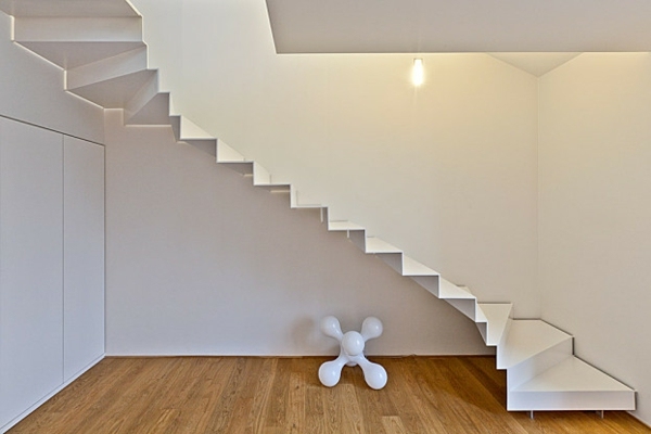 Kreative-originelle-innenarchitektur-weiße-treppe