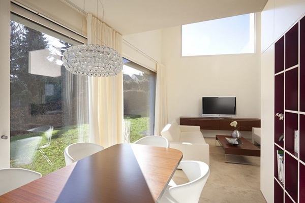 Kristallkronleuhcter-minimalistisches-Interieur-Wohnzimmer