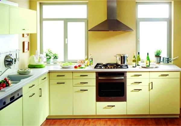 -hellgrüne-Küchenschränke-gelbe-rückwand